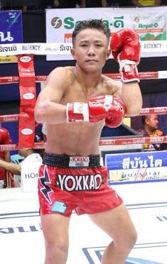 คู่ที่ 3 พิกัด 118 ปอนด์ ตะวันฉาย วี.เค.เขาใหญ่ ...ชนะน็อกยก 4... รักดินแดง ศักดิ์รุ่งเรือง