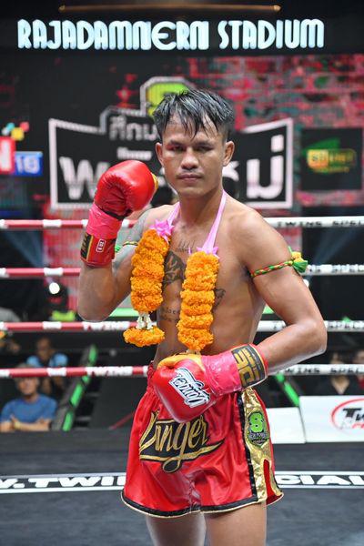 และคู่สุดท้าย คู่ที่ 8  พิกัด 133ต่อ135 ปอนด์ วิทยายุทธ วินอุบล ...ชนะคะแนน... สำออยน้อย ต.ภู่สุวรรณ