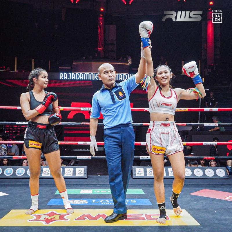 และคู่สุดท้าย คู่ที่ 8  พิกัด 118 ปอนด์ กาเบรียลเล่ เรโวลูชั่นภูเก็ต ...แพ้คะแนน... เสน่ห์จันทร์ สจ.