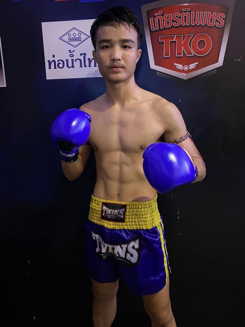 คู่ที่ 5 พิกัด 118 ปอนด์ เพชรแหลมคม ศิริลักษณ์มวยไทย ...แพ้น็อกยก 2... ก้องโพธิ์ชัย จ.อภิชาติมวยไทย