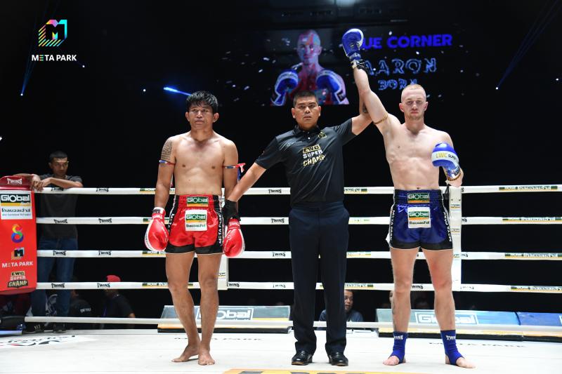 คู่ที่ 4 พิกัด 154 ปอนด์ แก่นนรสิงห์ ดีเอ็นเอไทยแลนด์ ...แพ้คะแนน... อาร่อน บอน