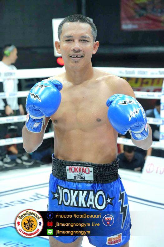 และคู่สุดท้าย คู่ที่ 5  พิกัด 141 ปอนด์ ชาติมังกร ช.ห้าพยัคฆ์ ...แพ้น็อกยก 4... เพชรน้ำงาม ม.ภูวนานา