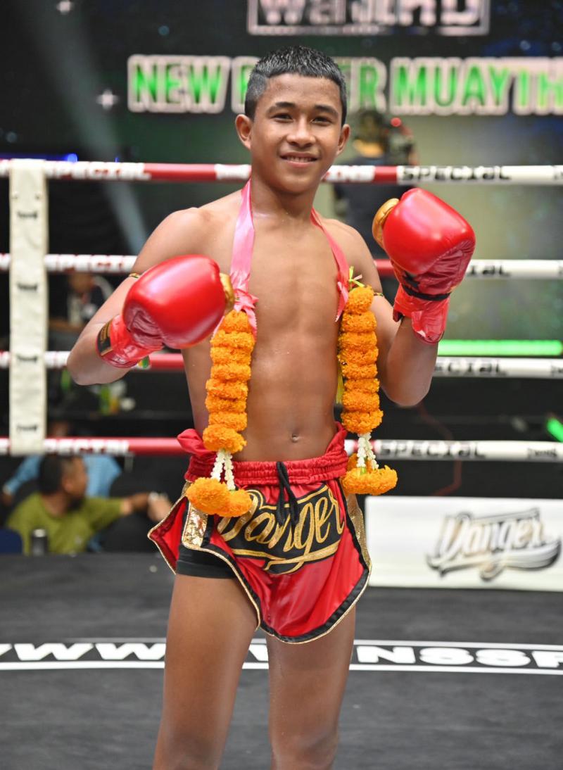 และคู่สุดท้าย คู่ที่ 8  พิกัด 101 ปอนด์ จงอางดำ พ.เพชรไพรวัลย์ ...ชนะคะแนน... ปิ่นสยาม AK.ห้าพยัคฆ์ม
