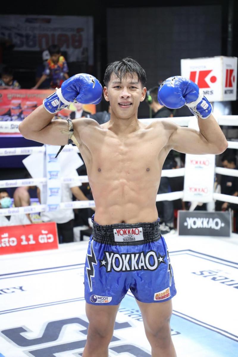 คู่ที่ 4 พิกัด 129 ปอนด์ ขุนพล เอกเมืองนนท์ ...แพ้คะแนน... เพชรผาแด่น จิตรเมืองนนท์