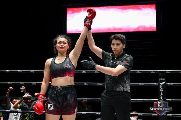 และคู่สุดท้าย คู่ที่ 7  พิกัด 66 กก. พยัคฆ์ลำซิ่ง CMA.ยิม ...ชนะน็อกยก 3... ปาร์มิดา อับบาซิดูน