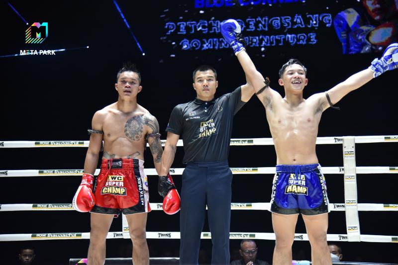 และคู่สุดท้าย คู่ที่ 6  พิกัด 136 ปอนด์ เพชรนรินทร์ เสถียรมวยไทยยิม ...แพ้คะแนน... เพชรเสิงสาง ร.ร.ก