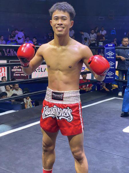 และคู่สุดท้าย คู่ที่ 8  พิกัด 125 ปอนด์ ร็อกกี้ ว.วรรณทวี ...ชนะน็อกยก 2... รุ่งฤทธิ์ ส.สมานการ์เม้น