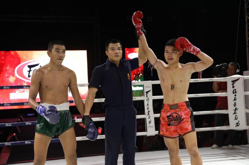 คู่ที่ 3 พิกัด 53 กก. ขุนศึกน้อย ยูฟ่าบูมเด็กเซียน ...ชนะคะแนน... เพชรก้องฟ้า ทีบีเอ็มยิม