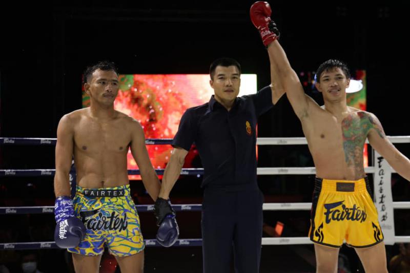 คู่ที่ 4 พิกัด 56 กก. ฉลามขาว พี.เค.แสน​ชัย​มวยไทย​ยิม ...ชนะคะแนน... สมานชัย ที.บี.เอ็มยิม