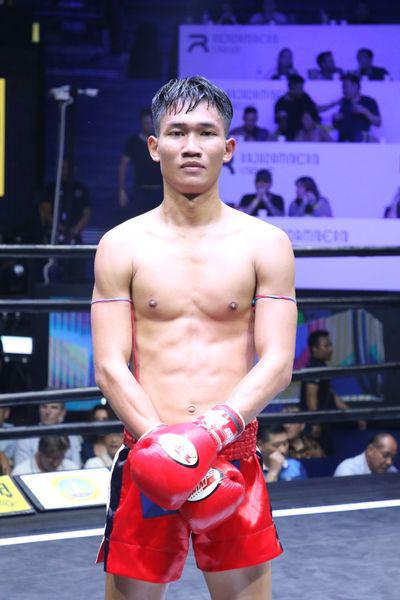 คู่ที่ 4 พิกัด 127 ปอนด์ แก้วฟ้าน้อย เกียรติชัชนันท์ ...ชนะน็อกยก 4... นพเดช ช.ห้าพยัคฆ์