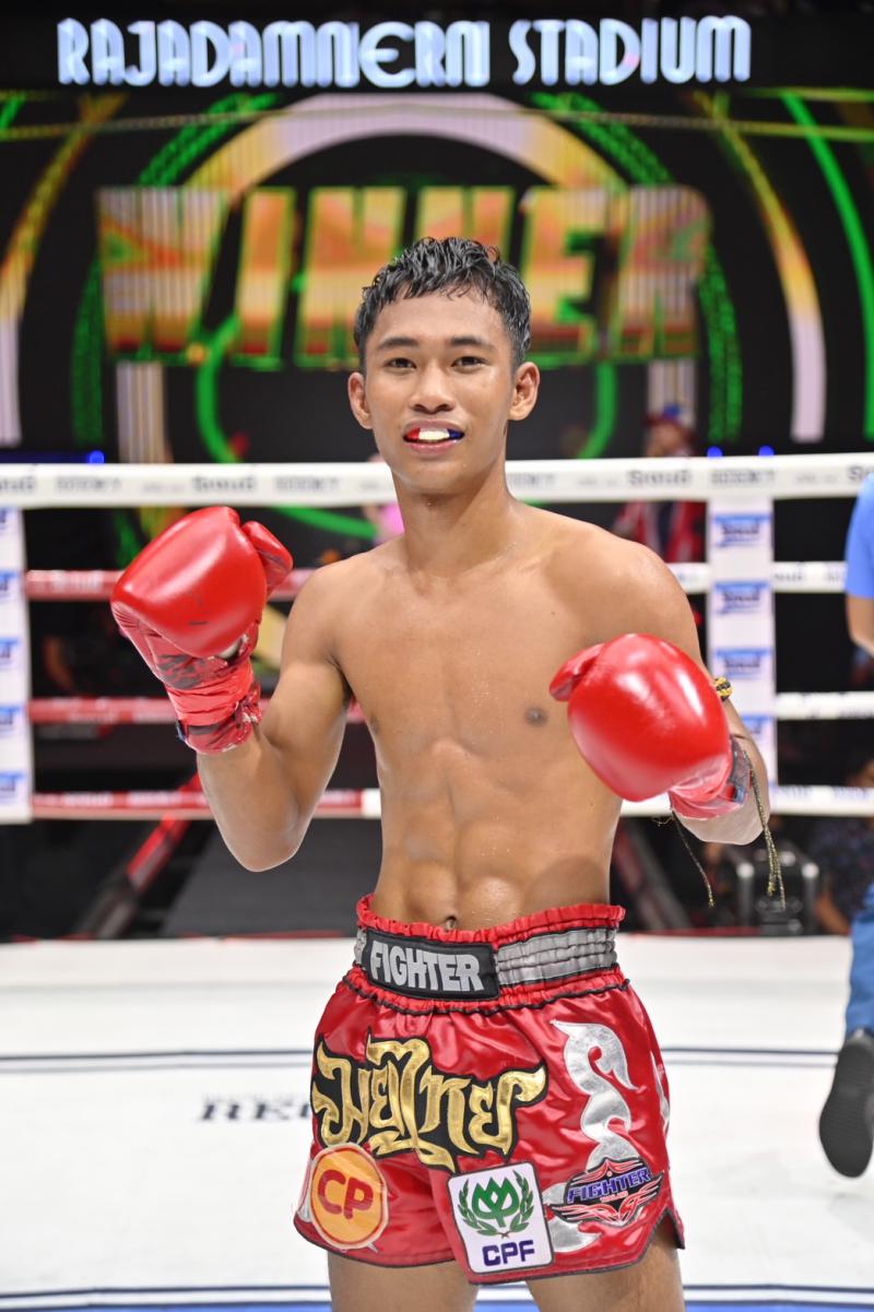 คู่ที่ 5 พิกัด 109 ปอนด์ เพชรสุรินทร์ TKD.มวยไทย ...ชนะคะแนน... ยอดฟ้า ศิษย์วัดสระแก้ว