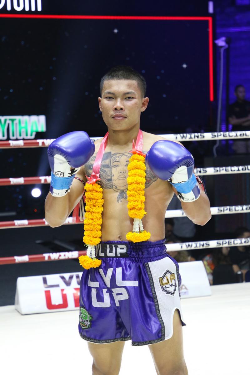 คู่ที่ 4 พิกัด 128ต่อ130 ปอนด์ กรังปรีย์น้อย พี.เค.แสนชัยมวยไทยยิม ...แพ้คะแนน... ตวงทรัพย์เล็ก ส.สล
