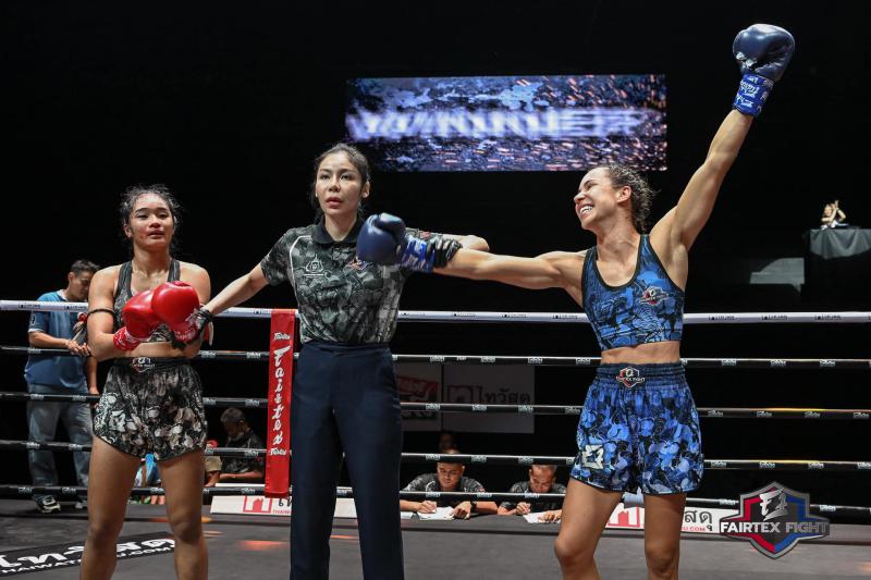 และคู่สุดท้าย คู่ที่ 7  เยลลี่ พ.เพชรพิรุณ ...แพ้คะแนน... เอเลนอร์ โรส