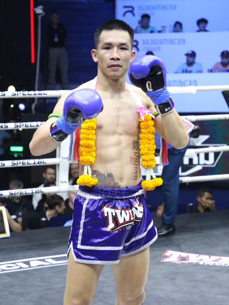 และคู่สุดท้าย คู่ที่ 4  พิกัด 135 ปอนด์ เพชรมรกต ชลบุรีอาร์ตมวยไทย ...แพ้คะแนน... เด่นภูไท หยกขาวแสน