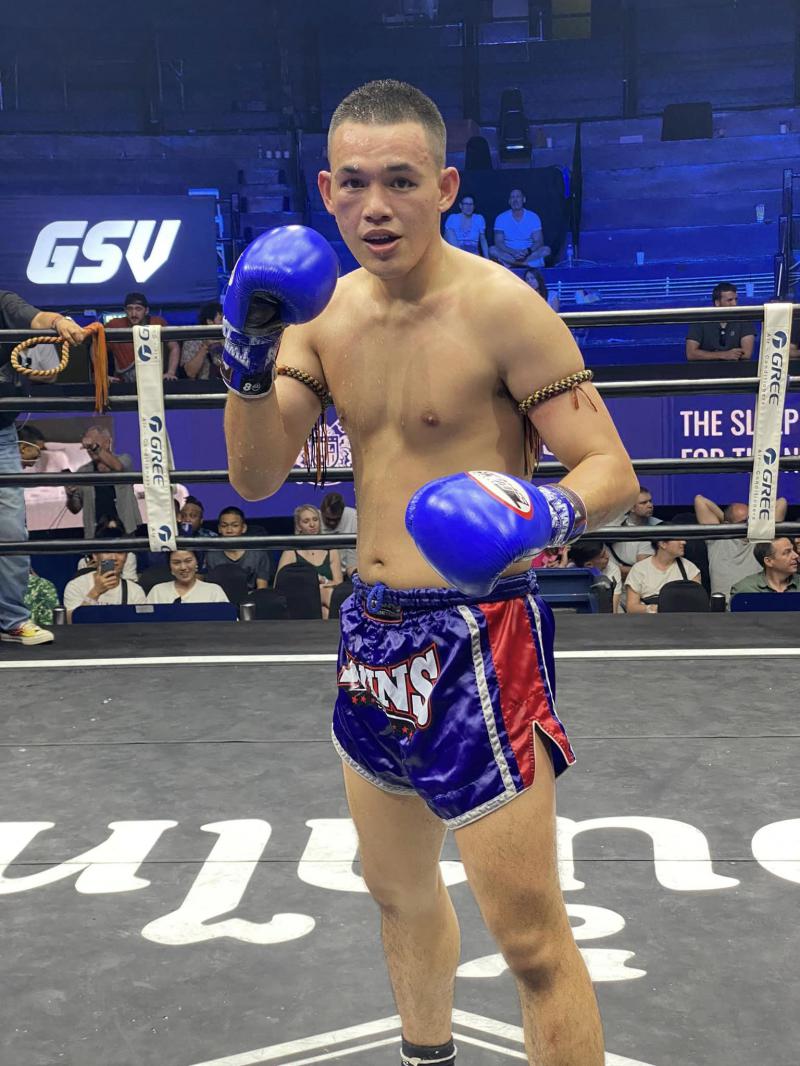 และคู่สุดท้าย คู่ที่ 8  พิกัด 140 ปอนด์ นาสซิม เพชรเกียรติเพชร ...แพ้คะแนน... สามล้าน ศ.นิยมทรัพย์