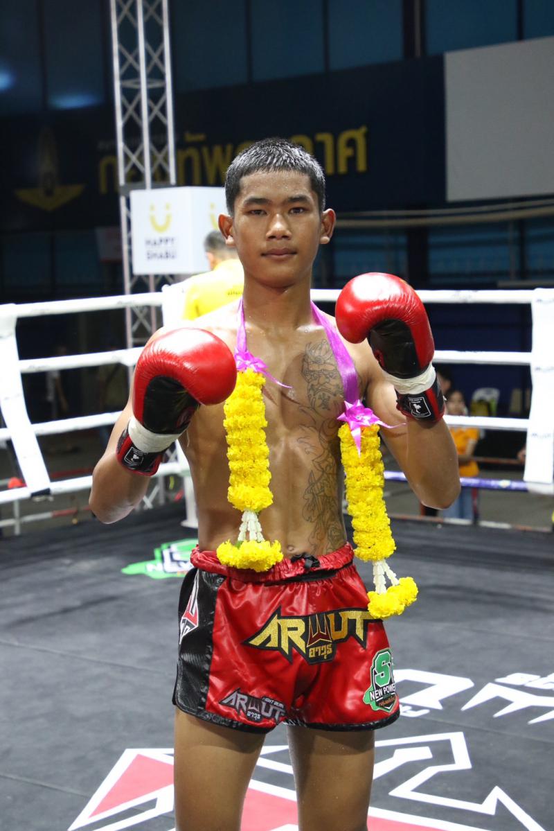 และคู่สุดท้าย คู่ที่ 9  พิกัด 108 ปอนด์ ฉลามชล โหน่งบางทราย ...ชนะคะแนน... เพชรกะพ้อ ขุนพลแดนใต้