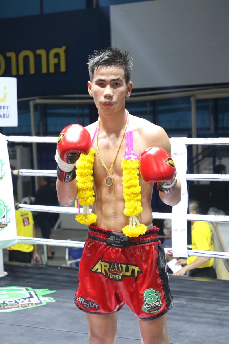 และคู่สุดท้าย คู่ที่ 4  พิกัด 126 ปอนด์ สตางค์ทอง ช.ห้าพยัคฆ์ ...ชนะคะแนน... สมานชัย ส.สมหมาย