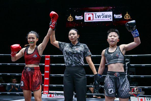 และคู่สุดท้าย คู่ที่ 7  พิกัด 49 กก. ปรางทิพย์ เพชรหนองกี่ ...ชนะคะแนน... เคอเคอ ลี่ซินมวยไทย