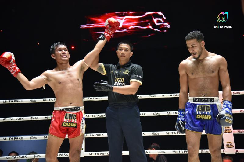 คู่ที่ 5 พิกัด 143 ปอนด์ กุหลาบดำ ส.เริงชัย ...ชนะน็อกยก 1... อดัม เบนวาร์วาร์