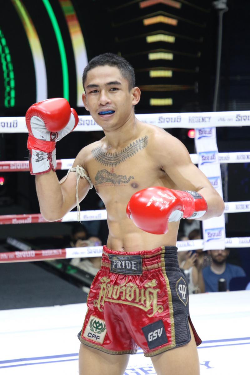 และคู่สุดท้าย คู่ที่ 8  พิกัด 121 ปอนด์ วัชรพล แสงมรกต ...ชนะน็อกยก 3... โตโต้ กรวยในเมืองยิมส์