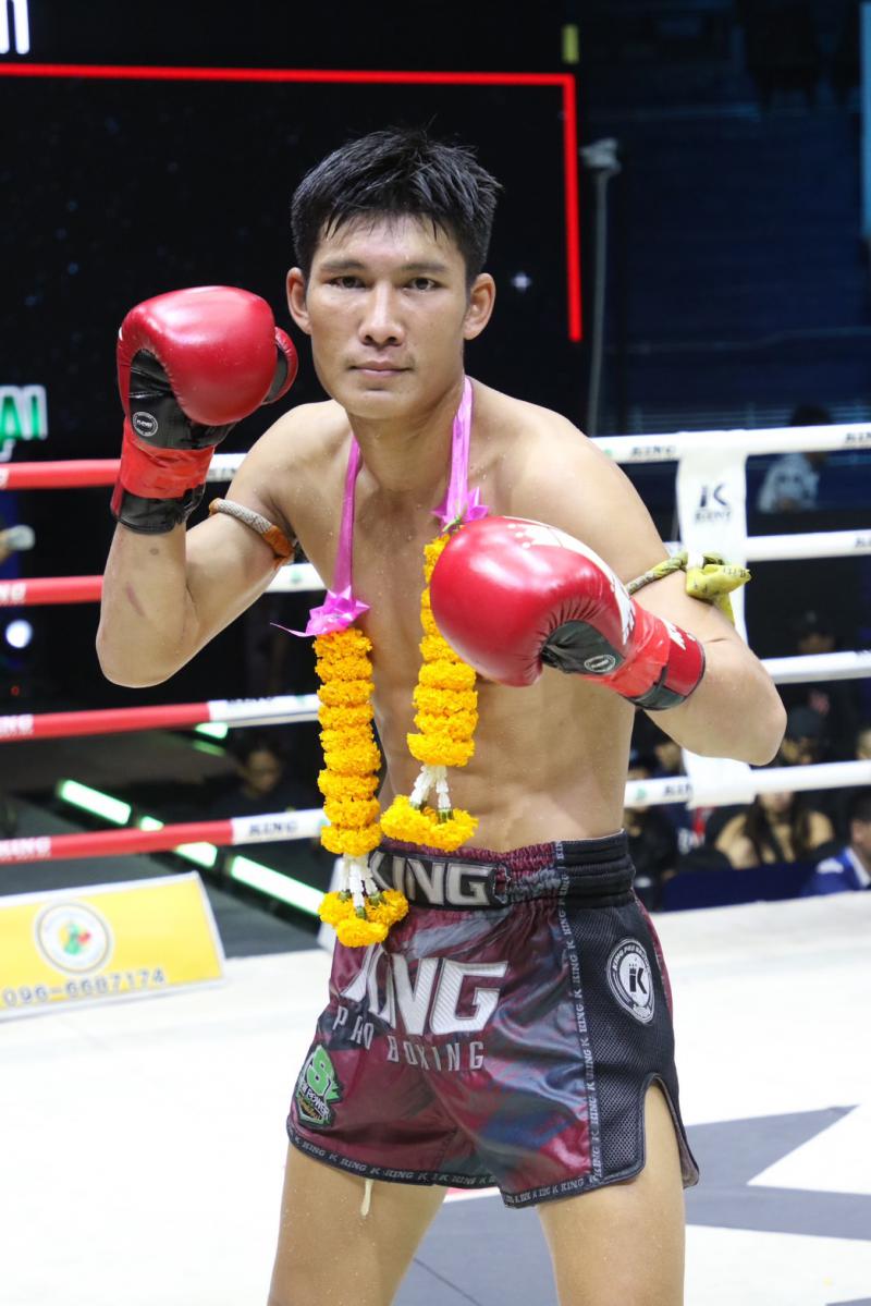 และคู่สุดท้าย คู่ที่ 8  พิกัด 143 ปอนด์ ปฎักเหล็ก ซินบีมวยไทย ...ชนะน็อกยก 5... เกียรติเพชร สวนอาหาร