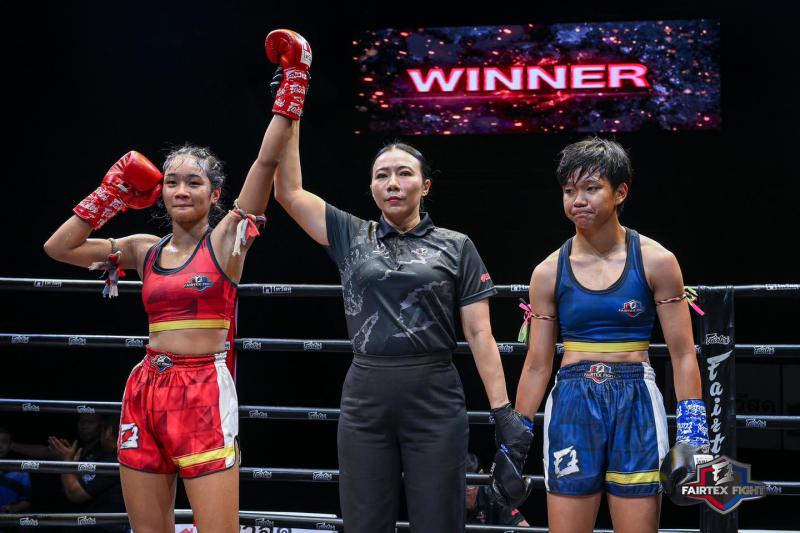 และคู่สุดท้าย คู่ที่ 7  พิกัด 49 กก. เยลลี่ พ.เพชรพิรุณ ...ชนะคะแนน... เพชรน้ำงาม ร.ร.กีฬานครสวรรค์