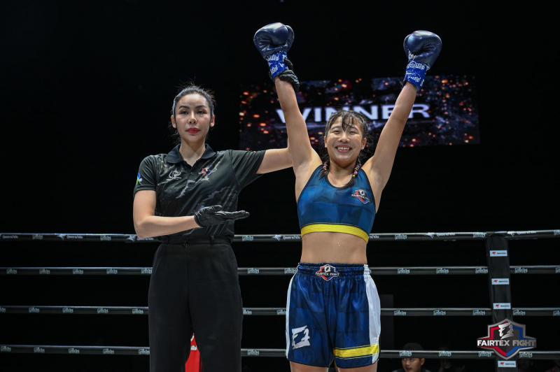 และคู่สุดท้าย คู่ที่ 7  พิกัด 47 กก. เพชรยอดหญิง เพชรหนองกี่ ...แพ้น็อกยก 1... ราน หลงชู