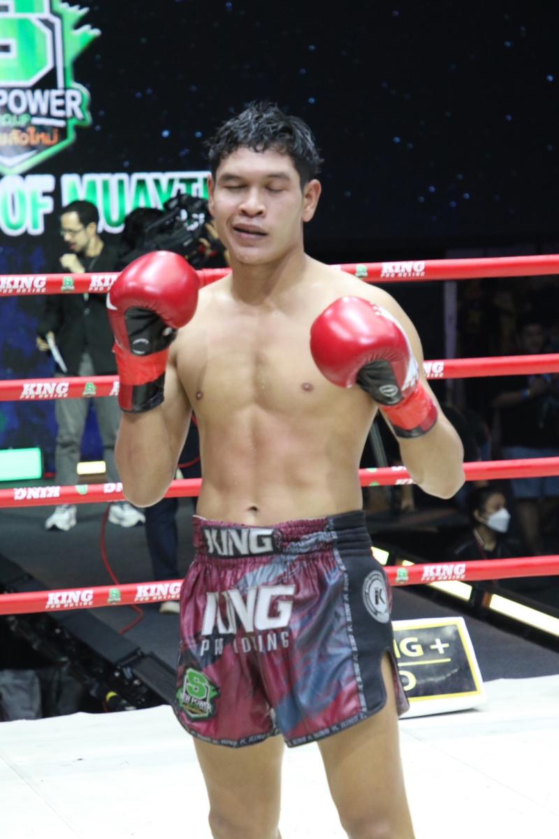 และคู่สุดท้าย คู่ที่ 8  พิกัด 124 ปอนด์ โรโบค๊อป แรดโกลด์ยิม ...ชนะน็อกยก 4... โล่ห์เงิน กรวยในเมือง