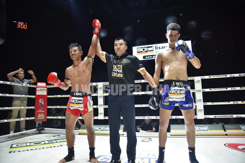 คู่ที่ 5 พิกัด 136 ปอนด์ ยอดขุนศึก เข้มมวยไทย ...ชนะคะแนน... ยัสซีร์ ราสซาฟี