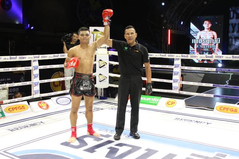 คู่ที่ 4 พิกัด 135ต่อ136 ปอนด์ เพชรบุญมี ส.จารุวรรณ ...ชนะน็อกยก 4... ปราบศึก ศิษย์แก้วประพล