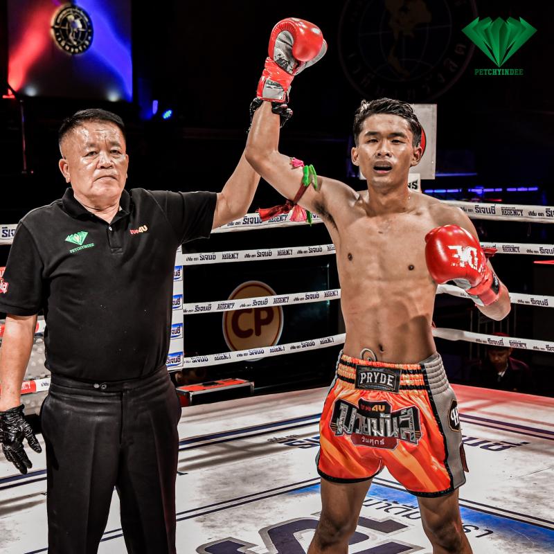 และคู่สุดท้าย คู่ที่ 5  พิกัด 115 ปอนด์ ลองรัก อ.ยุทธชัย ...ชนะน็อกยก 3... น้องเบียร์ ส.ท.เชษฐ์บ้านเ