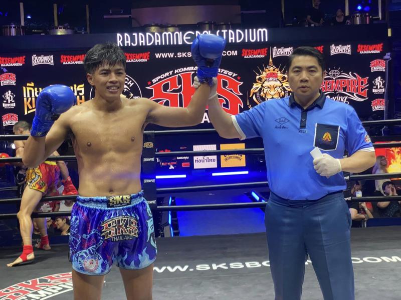 และคู่สุดท้าย คู่ที่ 9  พิกัด 158 ปอนด์ ทีโบ วาเลนไทน์ ...แพ้คะแนน... เหนือสิงห์ ศิษย์กำนันนิรันดร์