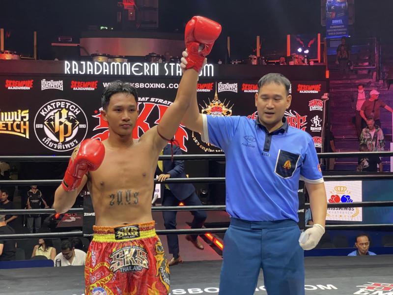 และคู่สุดท้าย คู่ที่ 9  พิกัด 129 ปอนด์ พายุทราย โชติบางแสน ...ชนะคะแนน... โดโด้ ส.ศักดิ์ไพลิน