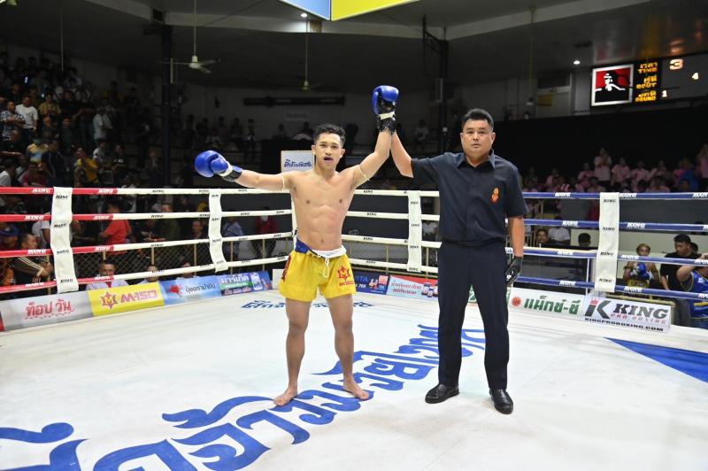 คู่ที่ 3 พิกัด 126 ปอนด์ ฉลามขาว พี.เค.แสน​ชัย​มวยไทย​ยิม ...แพ้คะแนน... บุญโชติ ส.บุญมีฤทธิ์