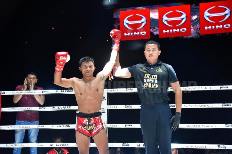 และคู่สุดท้าย คู่ที่ 7  พิกัด 127 ปอนด์ โทน ส.ตระกูลเพชร ...ชนะน็อกยก 2... จู เหาเยว่