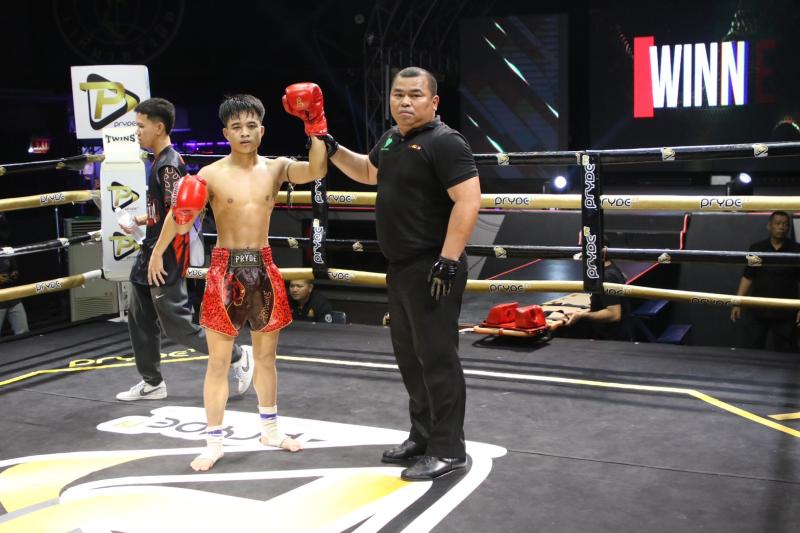 คู่ที่ 4  พิกัด 43ต่อ43.5 กก. ขวัญใจ เกียรติชัยยุทธ ...ชนะน็อกยก 3... เพชรพงศธร ทรายมูลสนุ๊กเกอร์