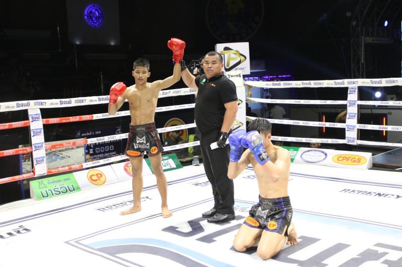 คู่ที่ 3 พิกัด 110 ปอนด์ ฉัตรเงินเล็ก ปานนิวัฒน์มวยไทยยิมส์ ...ชนะคะแนน... ศิลปไทย ซูจีบะหมี่เกี๊ยว