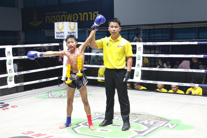 และคู่สุดท้าย คู่ที่ 8  พิกัด 33.5 กก. เสือหวลน้อย พุ่มพันธุ์ม่วง ...แพ้คะแนน... เดชพยัคฆ์ ช.ห้าพยัค