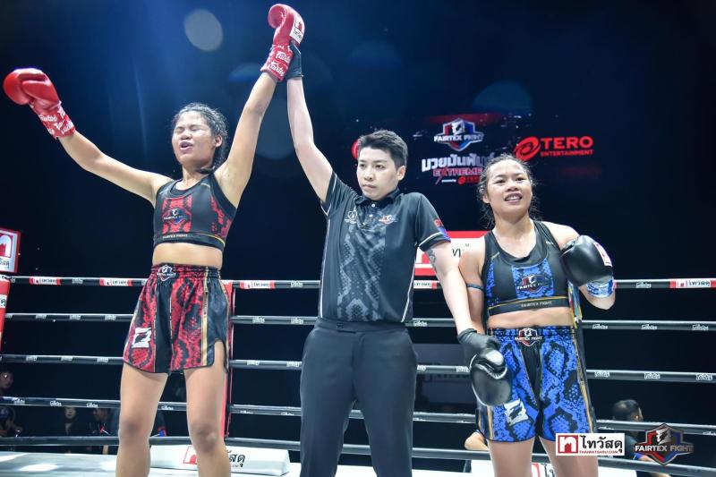 คู่ที่ 2 พิกัด 52 ปอนด์ ทัดดาว ต่วนเป๋มวยไทย ...ชนะคะแนน... หลี่ หลี่ชาน