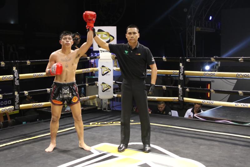 คู่ที่ 5 พิกัด 135 ปอนด์ เพชรเทวดา ส.บุญยรักษ์ ...ชนะน็อกยก 4... ด่วนอุบล ศูนย์กีฬากุดฉิม