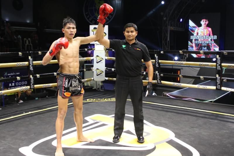 และคู่สุดท้าย คู่ที่ 8  พิกัด 120 ปอนด์ เพชรสองเล ราไวย์มวยไทย ...ชนะคะแนน... เพชรขุนศึก พิทักษ์ทางห