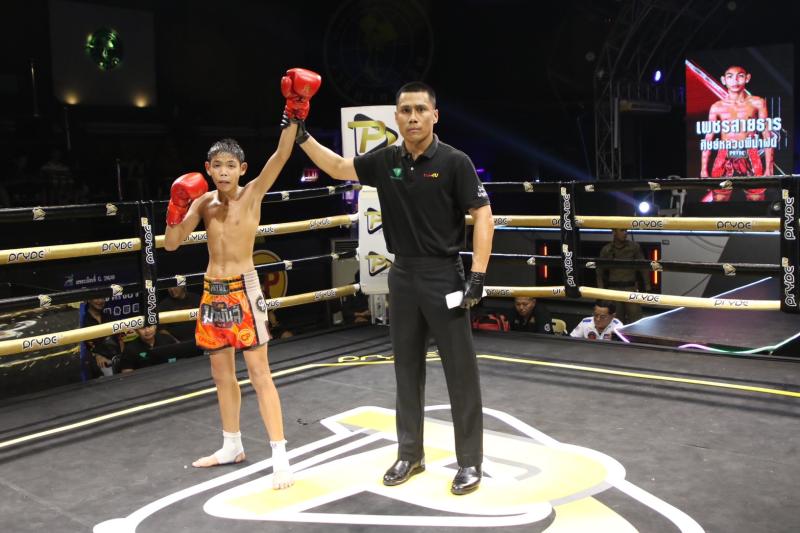 คู่แรก คู่ที่ 1 พิกัด 42 กก. เพชรสายธาร ศิษย์หลวงพี่น้ำฝน ...ชนะคะแนน... โมเดล ศศิประภายิม