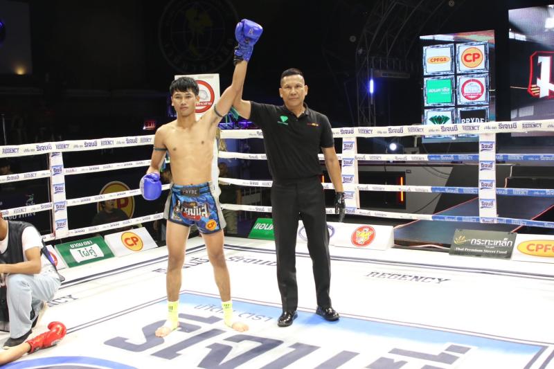 คู่ที่ 8 พิกัด 124 ปอนด์ รุ่งภาณุ แสงบารมี ...แพ้น็อกยก 2... สั่งรบ ธ.ไกรเนตร
