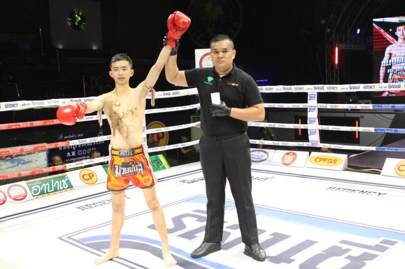  คู่ที่ 5 พิกัด 43.5 กก. แบงค์แสน ก.วุฒิชัย ...ชนะคะแนน... เด่นมีชัยเล็ก จ.นพรัตน์