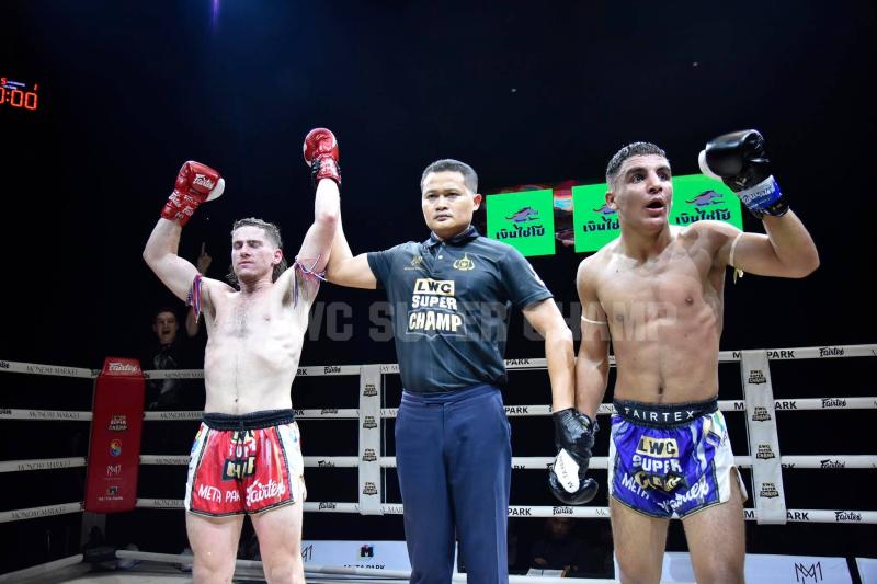 และคู่สุดท้าย คู่ที่ 7  พิกัด 143 ปอนด์ โจชัว โทรว์บริดจ์ ...ชนะคะแนน... ฮัสเซม กาแดร์ราห์มาติ