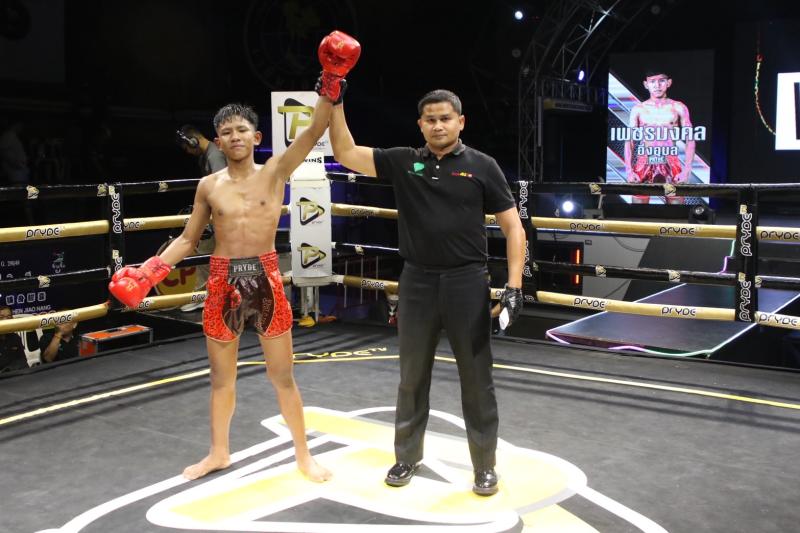 และคู่สุดท้าย คู่ที่ 8  พิกัด 106 ปอนด์ เพชรมงคล อึ่งอุบล ...ชนะคะแนน... ฉลามขาว สามารถพยัคฆ์อรุณยิม