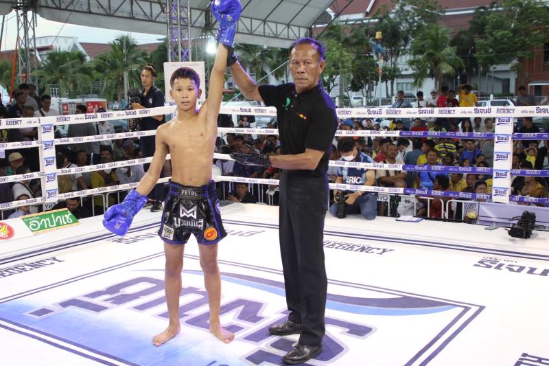คู่แรก คู่ที่ 1 พิกัด 40 กก. เพชรชลธาร ศิษย์หลวงพี่น้ำฝน ...แพ้คะแนน... พรายนารายณ์ อึ่งอุบล