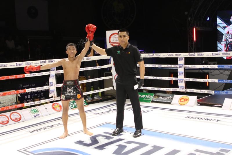 คู่แรก คู่ที่ 1 พิกัด 45 กก. โรเบิร์ต  ปานนิวัฒน์มวยไทย ...ชนะคะแนน... เสกสรร เกียรติชูไทย