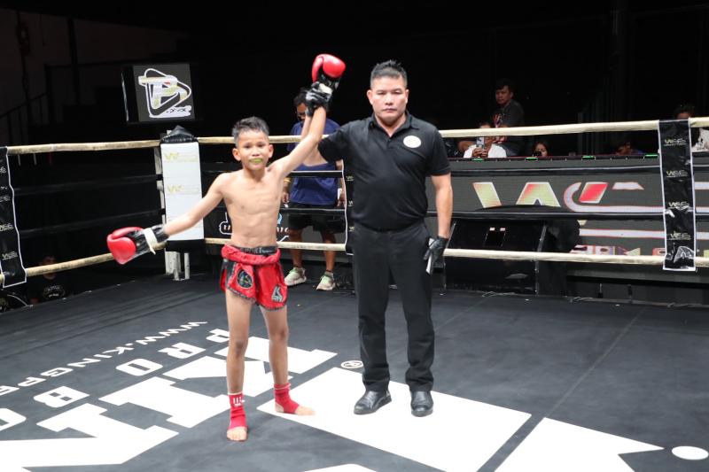 คู่แรก คู่ที่ 1 พิกัด 31 กก. โมดิฟาย มวยหูทวีศักดิ์เล็ก ...ชนะคะแนน... กล้าศึก เลขาตาปุ๊