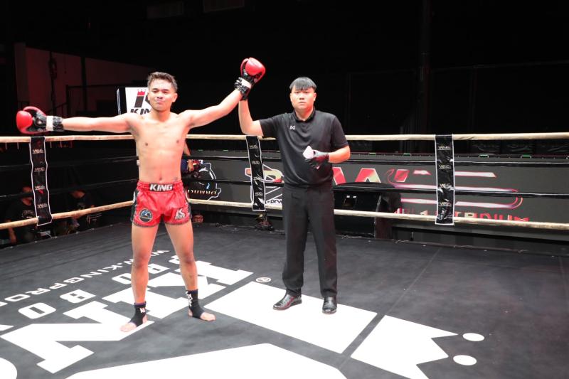 และคู่สุดท้าย คู่ที่ 8  พิกัด 129 ปอนด์ เพชรพลวัฒน์ ศิษย์หลวงพี่น้ำฝน ...ชนะคะแนน... ยอดพยัคฆ์ นุ้ยส